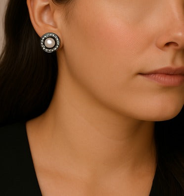Dark Glamour: Sophisticated Black Earrings